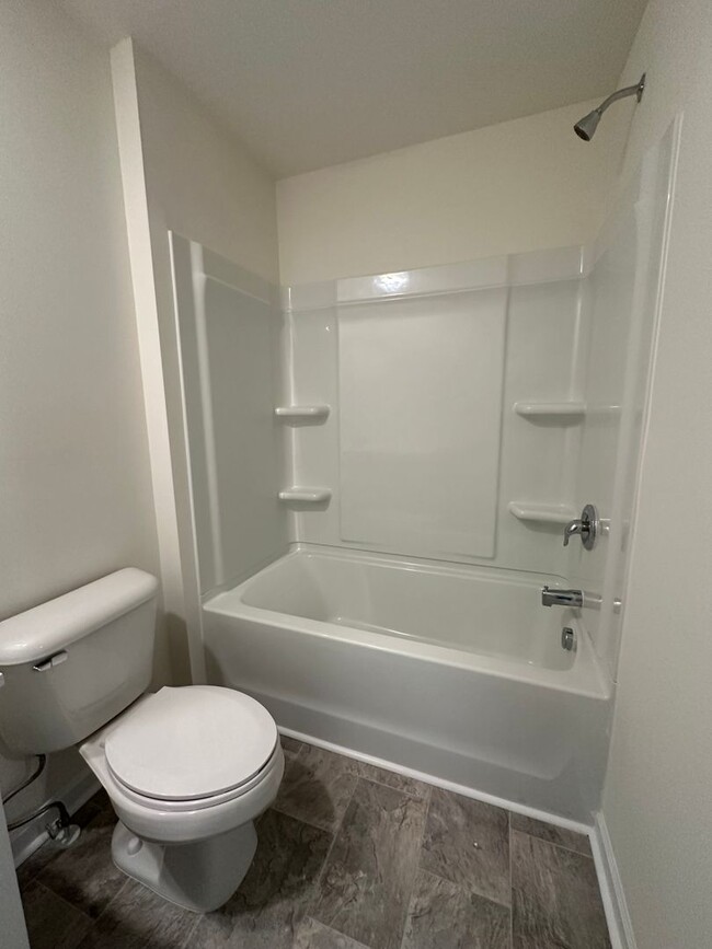 Building Photo - 3 Bedroom / 2.5 Bath Townhome Kingsport, TN