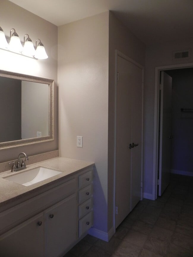 Building Photo - 2 Bedroom-2 Bathroom Single Story Condo; 2...