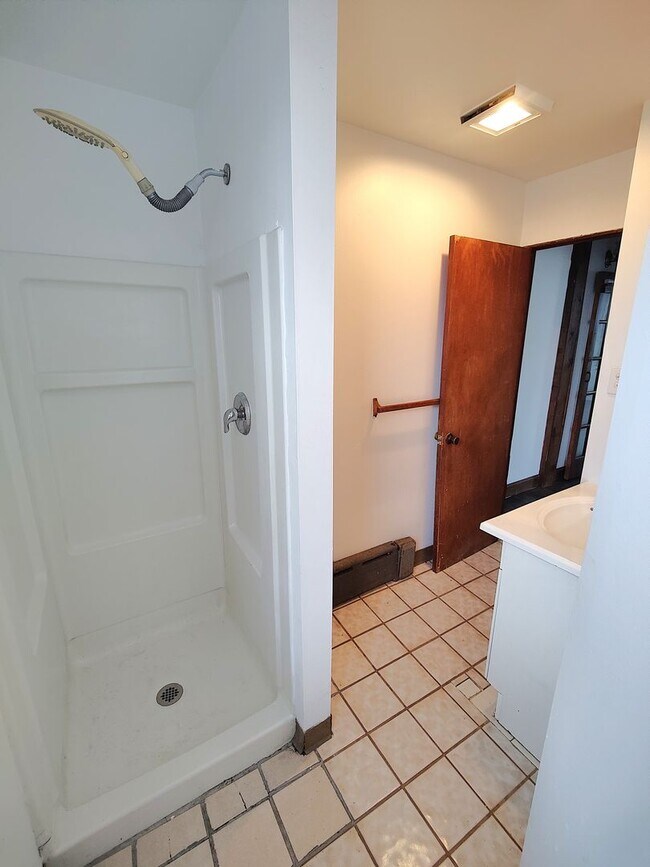 Building Photo - *Spacious 2BD/1BA Single-Family Home Available in Oakland*