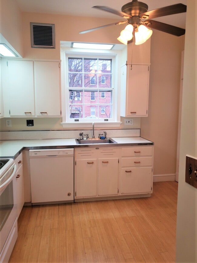Building Photo - 3829 Calvert St NW