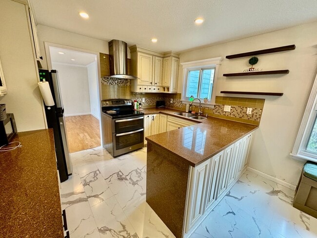 Primary Photo - Stylish 3Bed/2.5Ba Daly City Home with Mod...