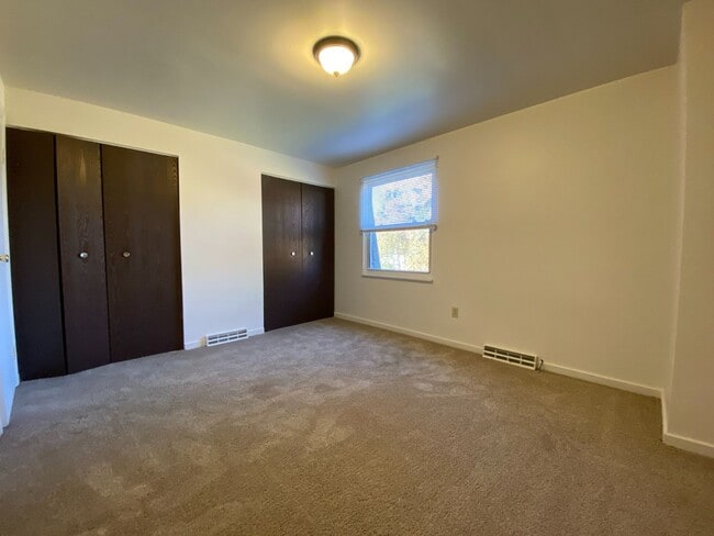 Building Photo - Wonderful 2 Bedroom Townhouse in Zelienopl...