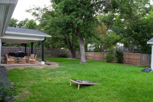 Building Photo - 9802 Kendal Dr