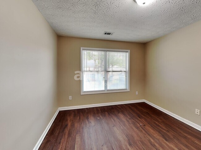 Building Photo - 2175 Village Green Dr