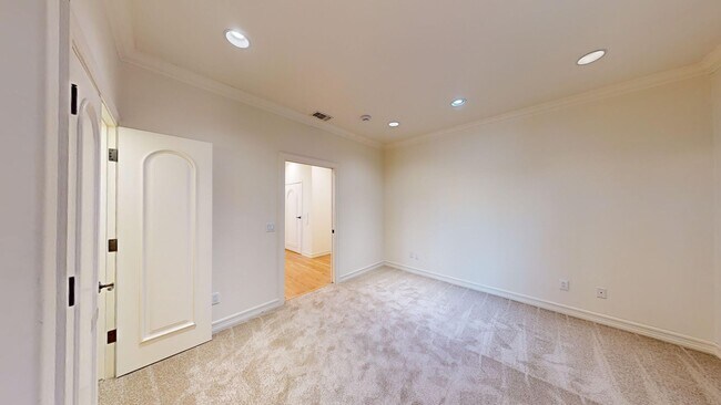 Building Photo - Spacious 4-bedroom 4.5 bath Home in a Gated Complex