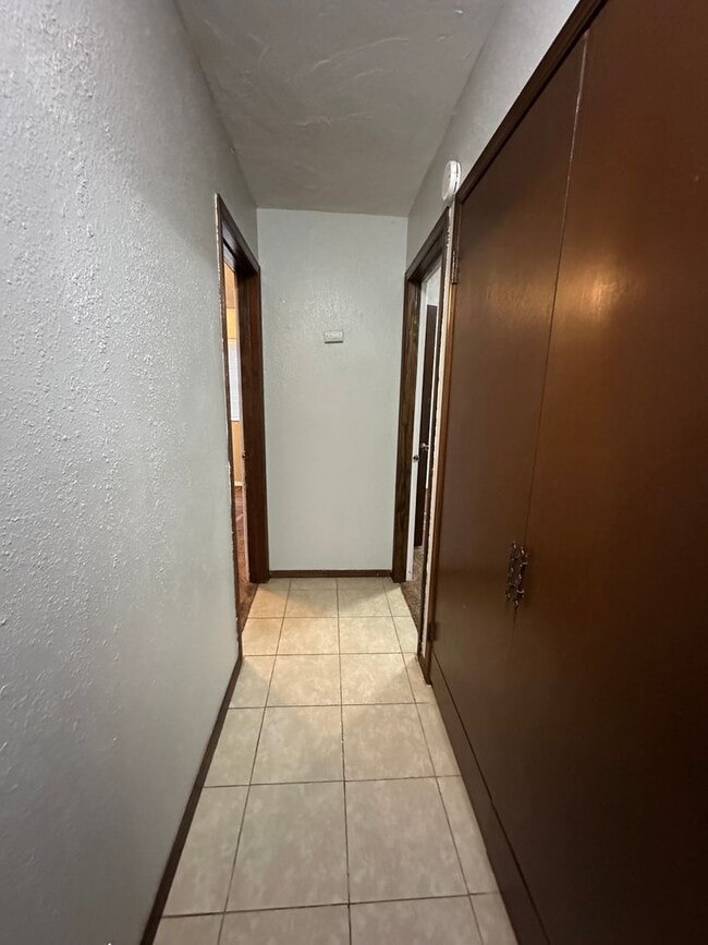 Building Photo - 3 Bed, 1 1/2 Bath, 1 Car Garage