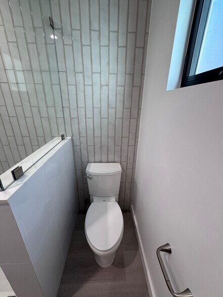 Toilet nook my - 2408 Highland Ave