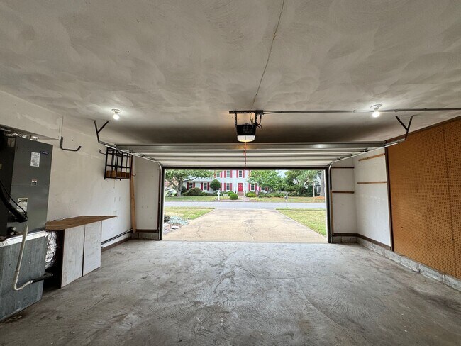 Building Photo - 4-Bedroom Home In Great Neck Meadows! Ready NOW!!! Fenced Backyard! HUGE Corner Lot! Dog Friendly!