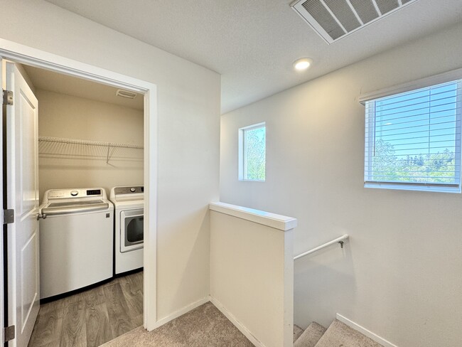 Building Photo - 914 N 18th Ave