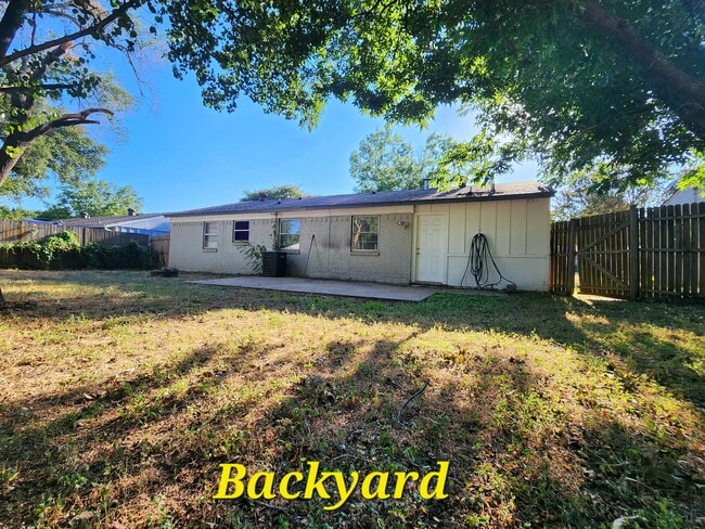 Building Photo - 1212 Johns Dr