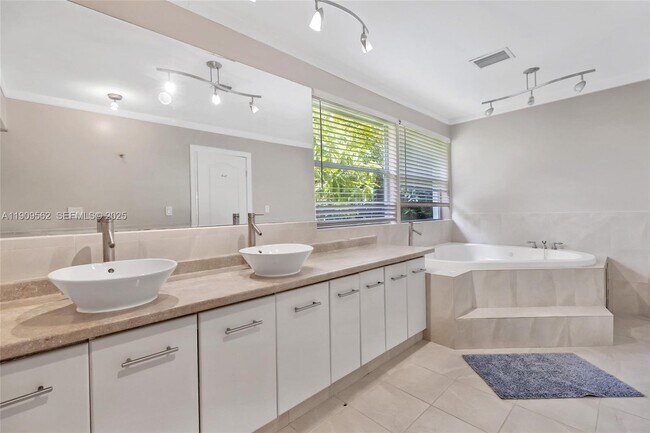 Building Photo - 13820 SW 82nd Ave