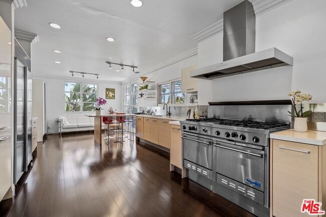 Building Photo - 910 N Crescent Dr