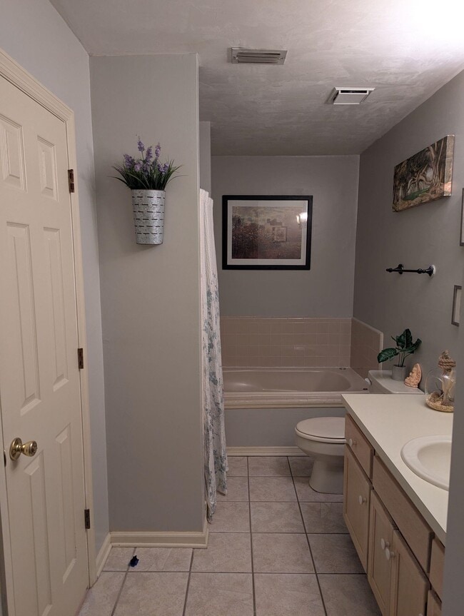 Building Photo - 2587 Yarmouth Ln