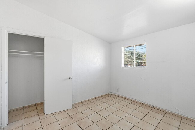 Building Photo - Beautifully Remodeled Home in a Central Tucson Location!