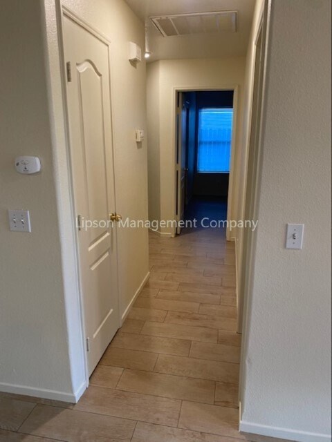 Building Photo - 1818 E Country Ct