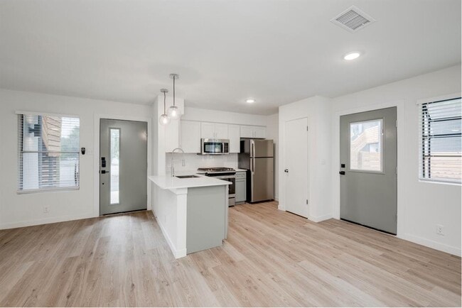 Building Photo - 906 Airoso Cove