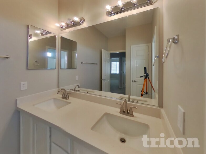 Building Photo - 5407 W Beverly Rd