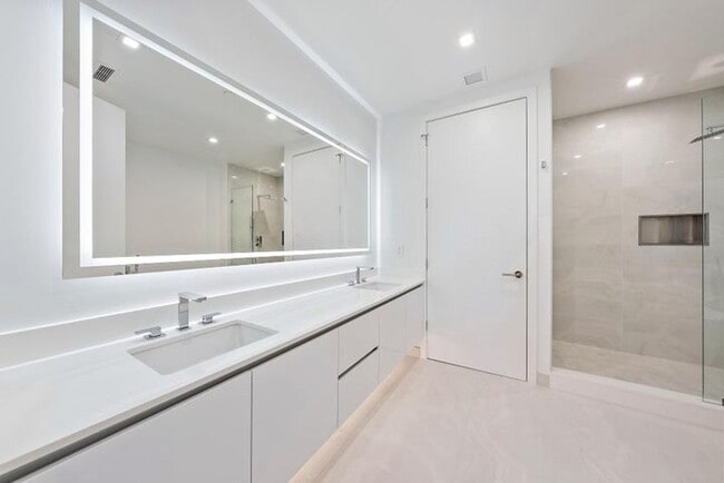 Building Photo - 220 Lake Shore Dr