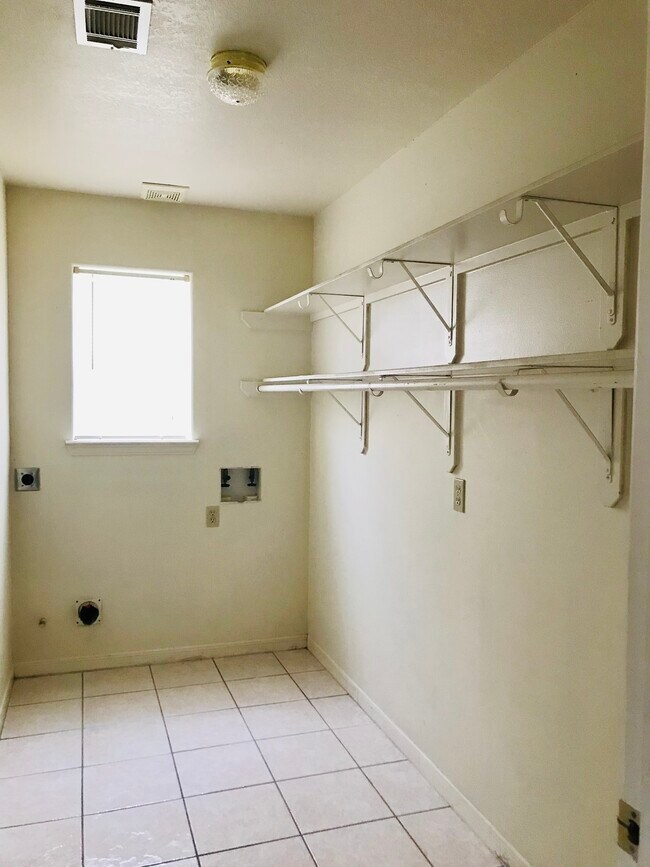 Building Photo - 11102 Maize Ln