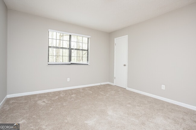 Building Photo - 140 Paces Way