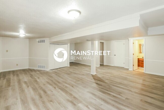 Building Photo - 4 Bedroom Pet-Friendly Home in LEES SUMMIT...