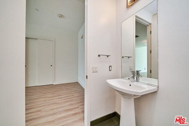 Building Photo - 3223 W 6th St