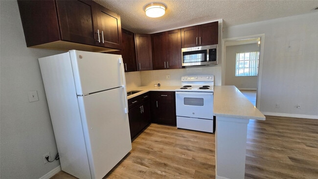 Building Photo - 416 Lakeside Dr