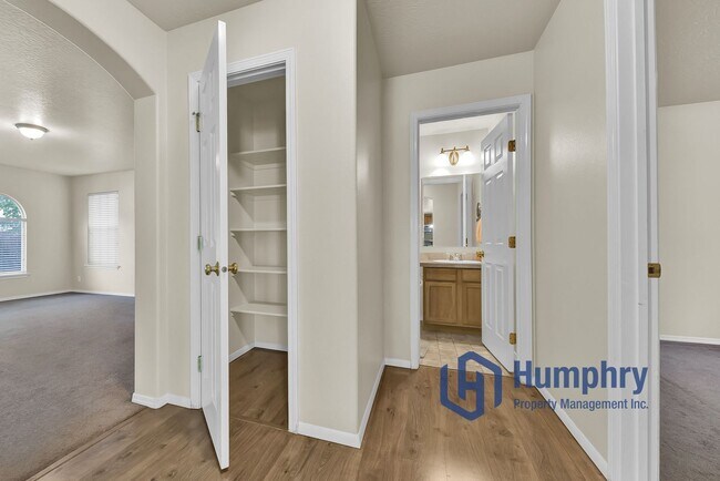 Building Photo - 3956 E Granger Dr