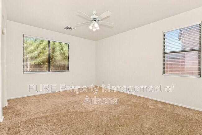 Building Photo - 1136 E Nickleback St