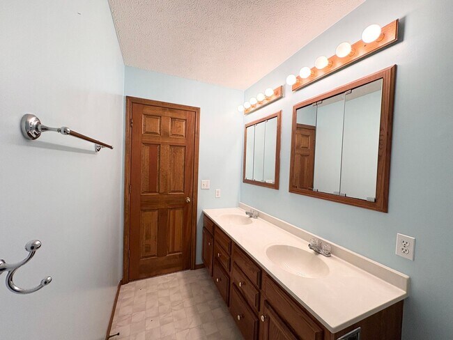 Building Photo - Stunning 5-Bedroom Home in Eagle Crest subdivision