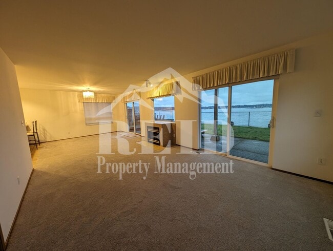 Building Photo - 305/307 Shore