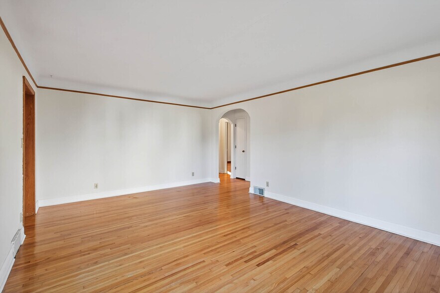 Building Photo - 1049 Sterling St N