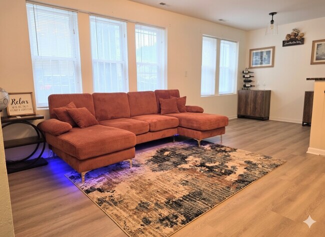 Building Photo - 4427 N Lawndale Ave