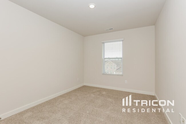 Building Photo - 370 Park Glen Dr