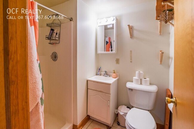 Building Photo - Three Bedroom Graduate Hospital Apartment