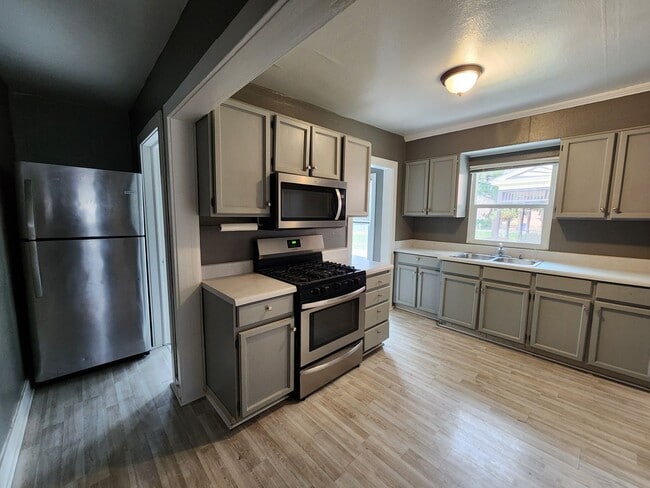 Building Photo - F99if500 (Duplex) ***