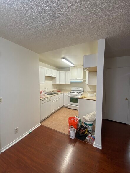 Building Photo - 1157 Rosedale Ave