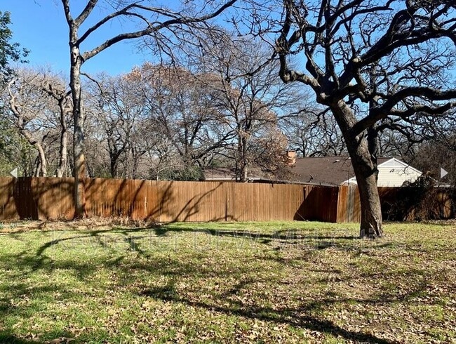Building Photo - 1608 Durham Dr