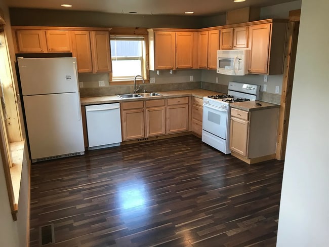 Building Photo - 312 NE 4th St