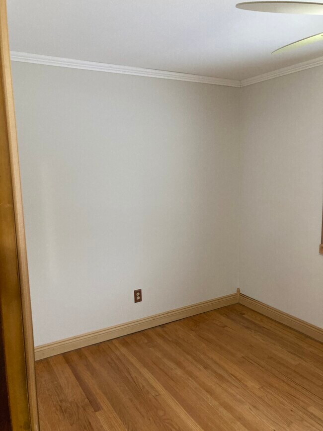 Building Photo - 2401 Bristol Rd