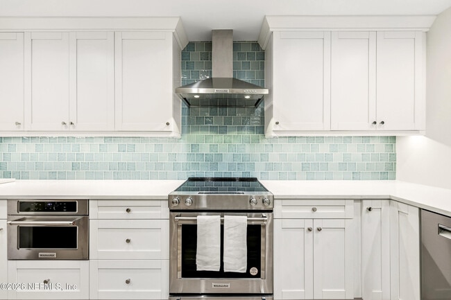 Building Photo - 10 10th St