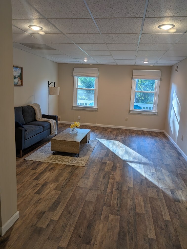 Building Photo - Room in Apartment on Karl Ct