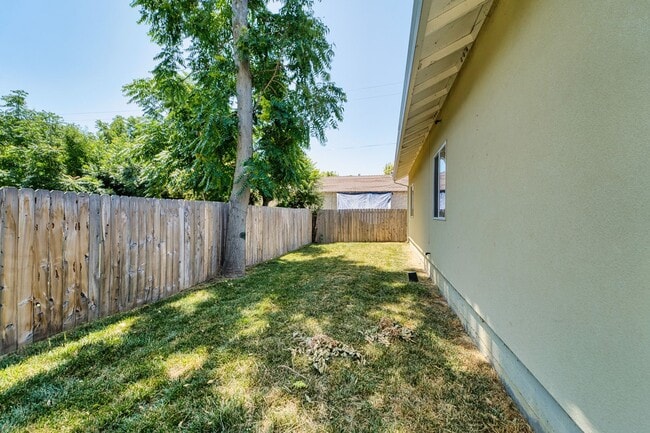 Building Photo - Like new home in Olivehurst