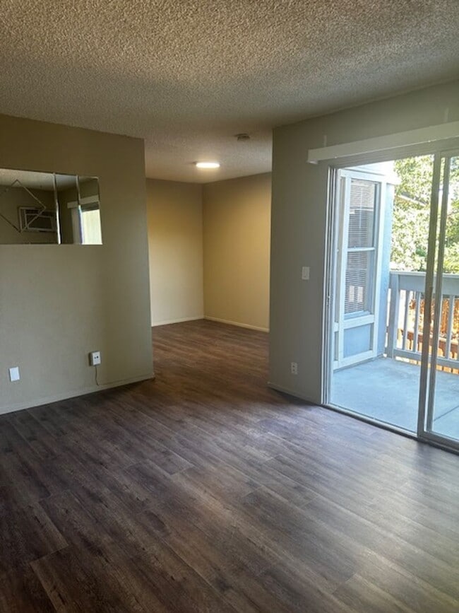Building Photo - 2 bedroom & 1 bath condo in a parklike set...