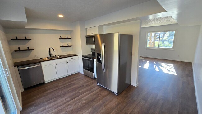 Building Photo - 2 Bedroom/ 1.5 Bathroom Townhouse Church Hill, TN
