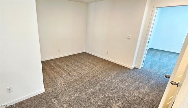 Building Photo - 915 Violet Heron St