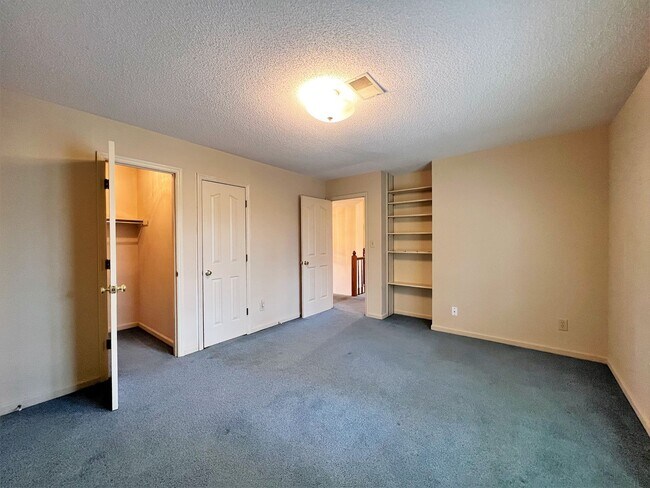 Building Photo - GREAT FARRAGUT LOCATION WITH INVITING FRONT PORCH CHARM!!!