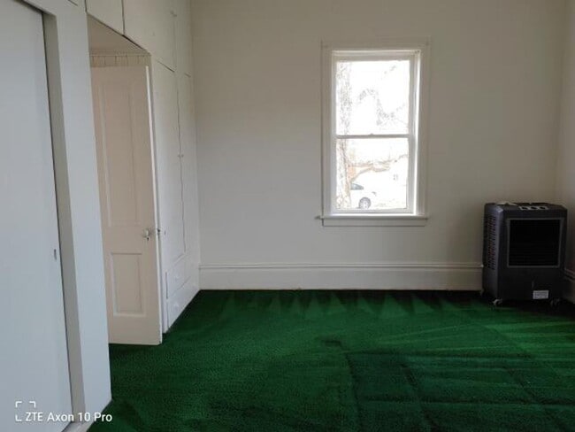 Building Photo - Historic Home On Large 1 Acre Property