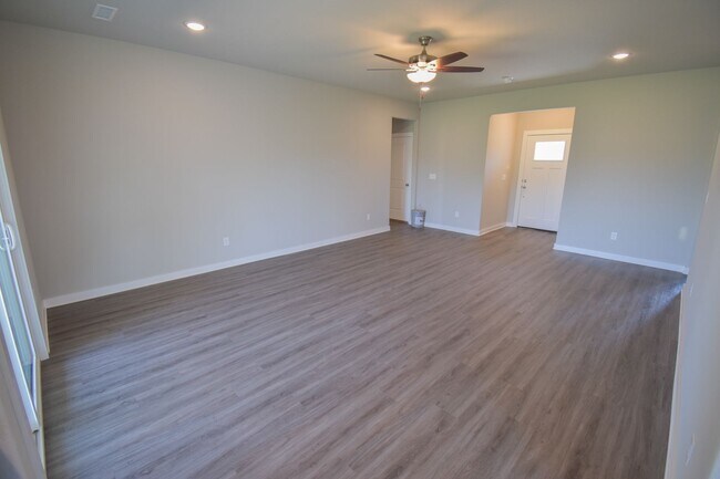 Building Photo - Nice 3 Bedroom 2 Baths Farmington heights!!