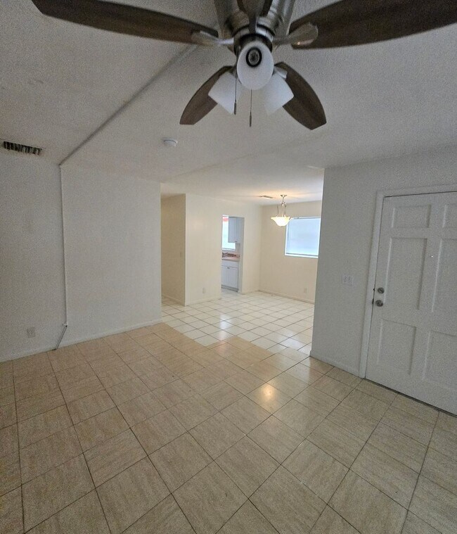 Building Photo - 2 bedroom 1 bathroom house